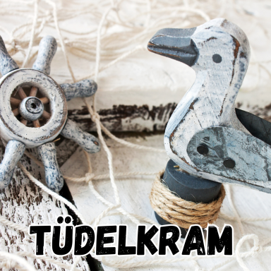 Dekoratives Holzspielzeug in maritimer Gestaltung, mit Schriftzug "Tüdelkram".