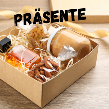 Geschenkbox mit Nüssen, Honig, Trockenfrüchten und einer Flasche.