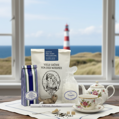 Eine Teetasse, Keks, Teeverpackungen und ein Leuchtturm im Hintergrund.